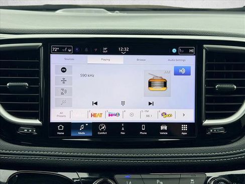 Used 2024 Chrysler Pacifica Select image 16