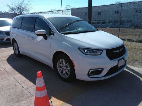 Used 2023 Chrysler Pacifica Touring-L image 1