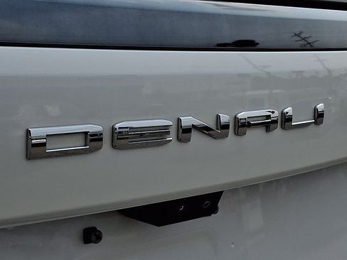 Used 2025 GMC Yukon Denali Ultimate AWD/4WD image 38