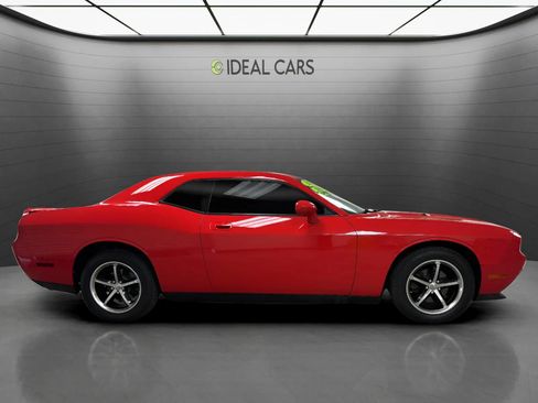 Used 2010 Dodge Challenger SE RWD image 4