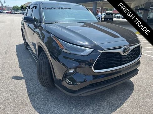 Used 2022 Toyota Highlander LE FWD image 5
