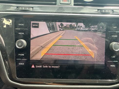 Used 2018 Volkswagen Tiguan SE w/ Panoramic Sunroof Package AWD/4WD image 13