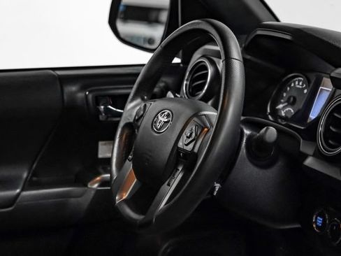 Used 2020 Toyota Tacoma TRD Off-Road w/ Advanced Technology Package AWD/4WD image 12