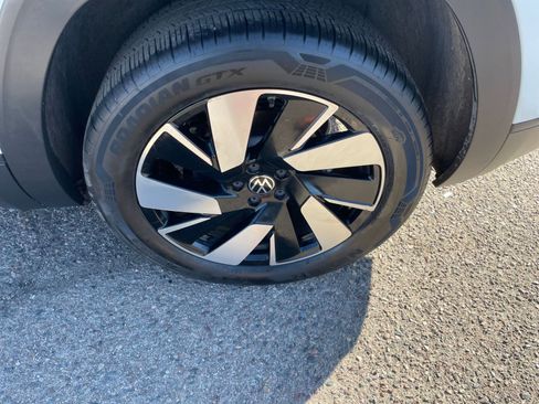 Used 2025 Volkswagen Atlas Cross Sport SE image 32