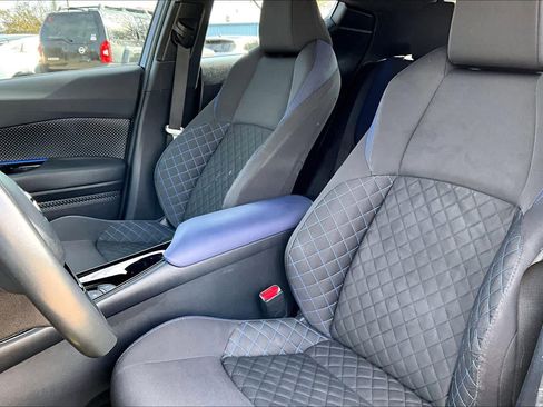 Used 2022 Toyota C-HR XLE image 7