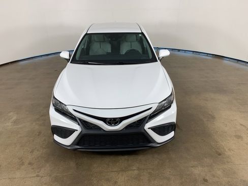 Used 2023 Toyota Camry SE image 3