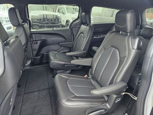 New 2026 Chrysler Pacifica Select image 16
