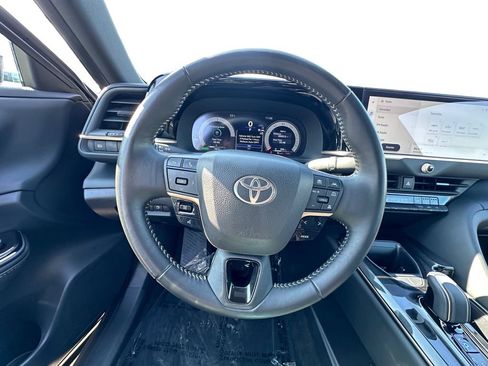 Used 2025 Toyota Crown XLE image 12