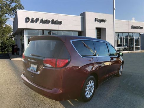 Used 2021 Chrysler Voyager LX image 2