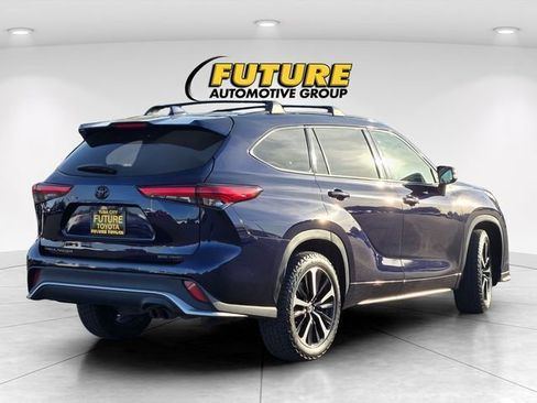 Used 2022 Toyota Highlander XSE AWD/4WD image 5