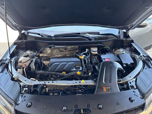 Used 2025 Chevrolet Trax LT image 32