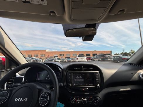 Used 2025 Kia Soul LX w/ LX Technology Package FWD image 31