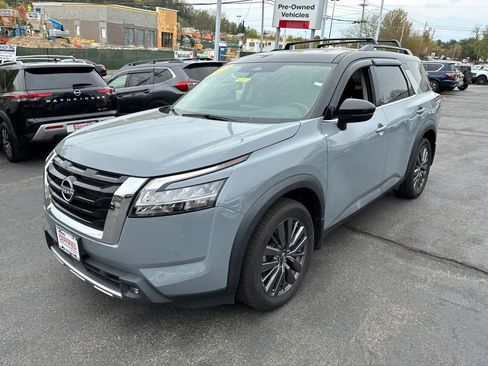 Used 2022 Nissan Pathfinder SL w/ SL Premium Package AWD/4WD image 3