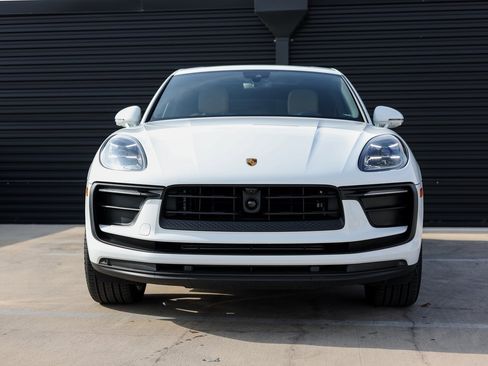 Used 2025 Porsche Macan image 10