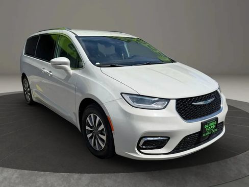 Used 2021 Chrysler Pacifica Touring-L FWD image 2