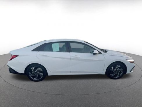 Used 2025 Hyundai Elantra Limited image 16