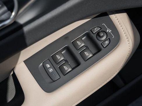 Used 2026 Volvo XC60 B5 Plus w/ Protection Package Premier image 33