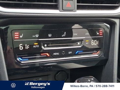 Used 2025 Volkswagen Taos SE AWD/4WD image 19