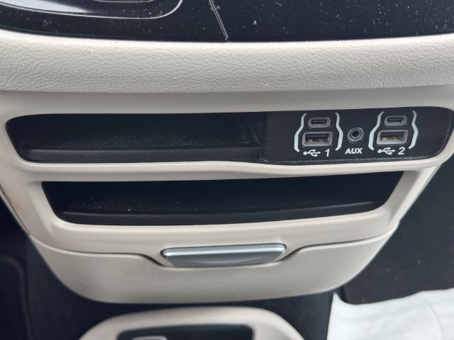 Certified 2024 Chrysler Pacifica Touring-L FWD image 35