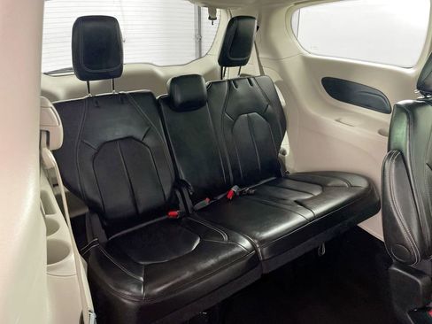 Used 2024 Chrysler Pacifica Touring-L image 27