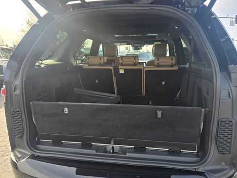 Used 2023 Land Rover Discovery Metropolitan Edition image 19