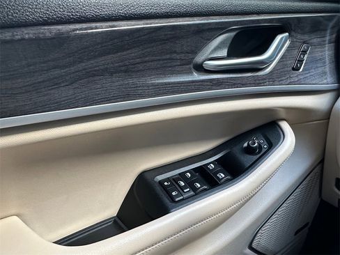 Used 2022 Jeep Grand Cherokee L Limited image 11