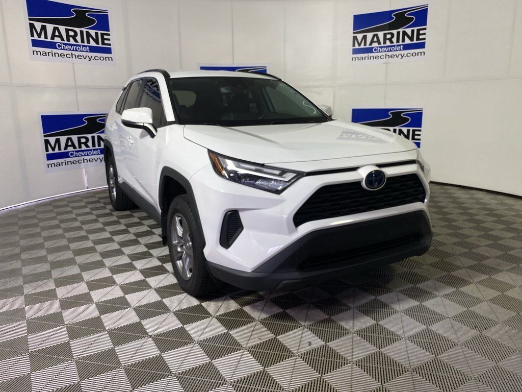 Used 2024 Toyota RAV4 XLE AWD/4WD image 1