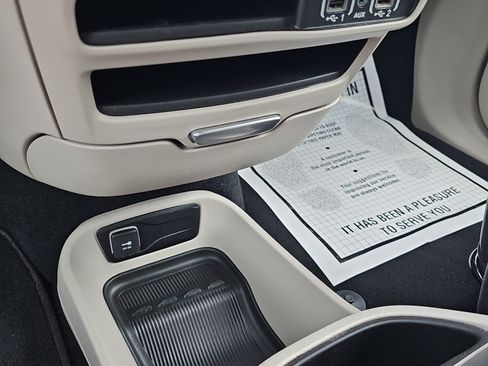 Used 2023 Chrysler Pacifica Touring-L FWD image 32