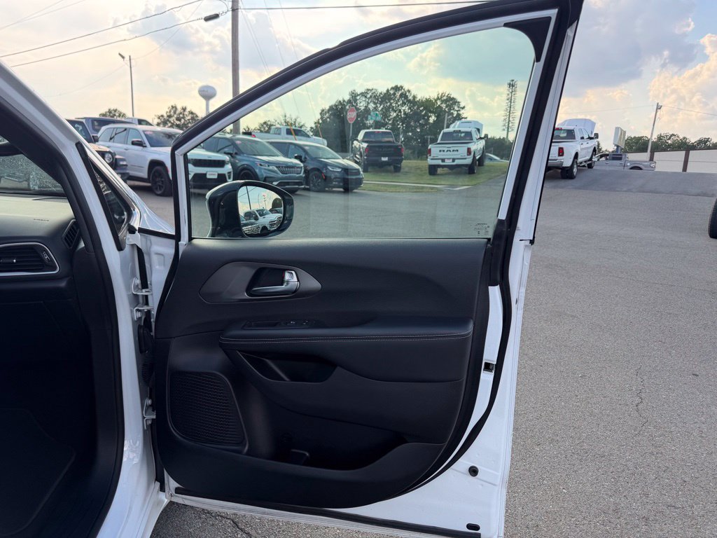 Used 2025 Chrysler Pacifica Select FWD image 31