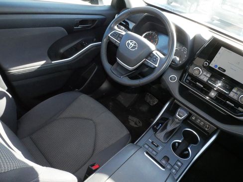 Certified 2024 Toyota Highlander LE image 9