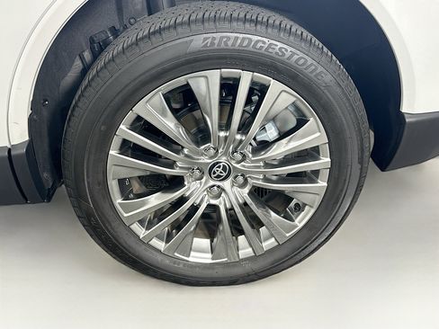 Used 2024 Toyota Venza Limited AWD/4WD image 11
