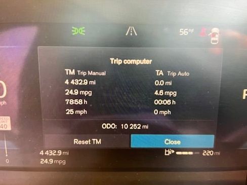 Used 2023 Volvo XC40 B5 Plus w/ Climate Package image 3