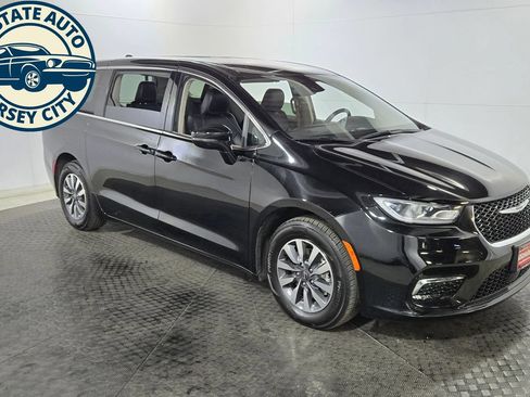Used 2024 Chrysler Pacifica Limited FWD image 15