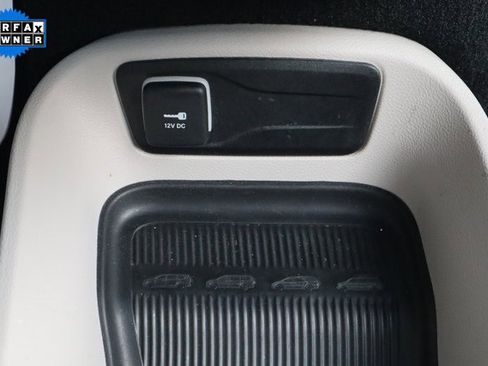 Used 2024 Chrysler Pacifica Select image 16