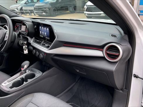 Certified 2025 Chevrolet Trax RS w/ Driver Confidence Package image 19