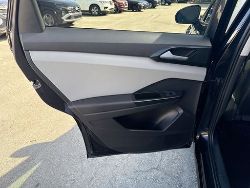 Used 2022 Volkswagen Taos SE image 25