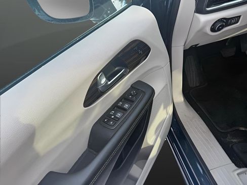 Used 2023 Chrysler Pacifica Limited image 12