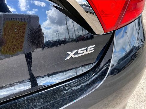 Used 2017 Toyota Camry SE image 9