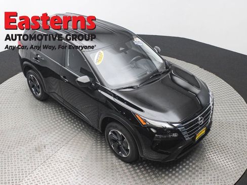 Used 2024 Nissan Rogue SV image 3