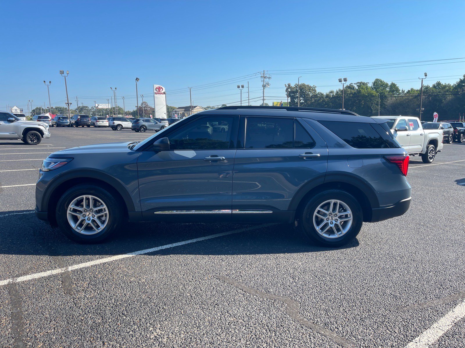 Used 2025 Ford Explorer Active w/ Active Comfort Package RWD image 13