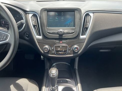 Used 2017 Chevrolet Malibu LT FWD image 18