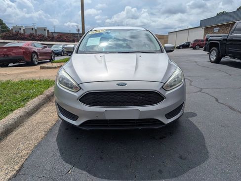 Used 2015 Ford Focus SE FWD image 2