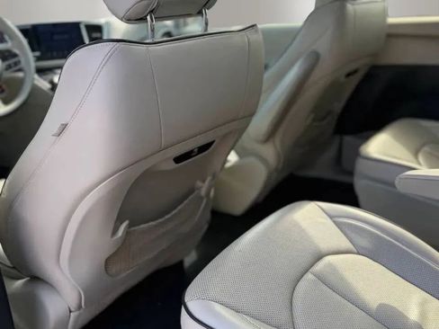 Used 2017 Chrysler Pacifica Platinum FWD image 19