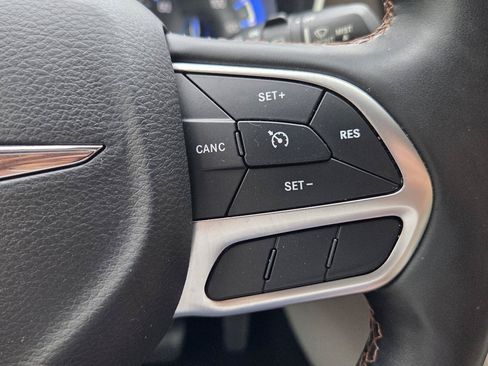 Used 2017 Chrysler Pacifica Touring-L Plus w/ Tire & Wheel Group FWD image 33