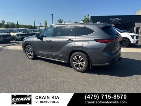 Used 2021 Toyota Highlander XLE FWD image 3