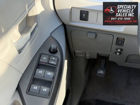 Used 2015 Toyota Sienna LE FWD image 40