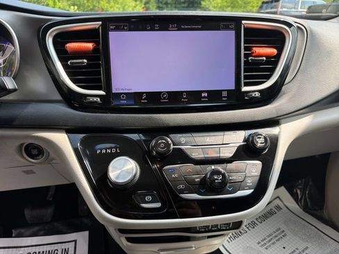 Used 2022 Chrysler Pacifica Touring-L FWD image 17