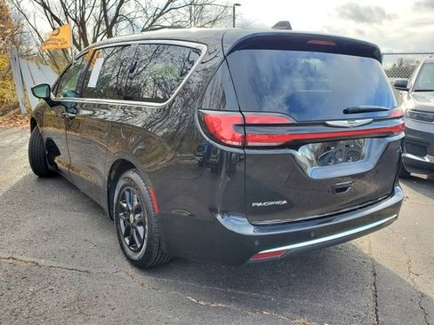 Certified 2024 Chrysler Pacifica Touring-L image 2