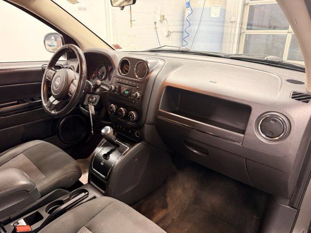 Used 2013 Jeep Compass Latitude AWD/4WD image 22