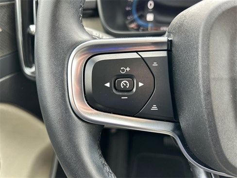 Used 2023 Volvo XC40 B4 Ultimate image 22
